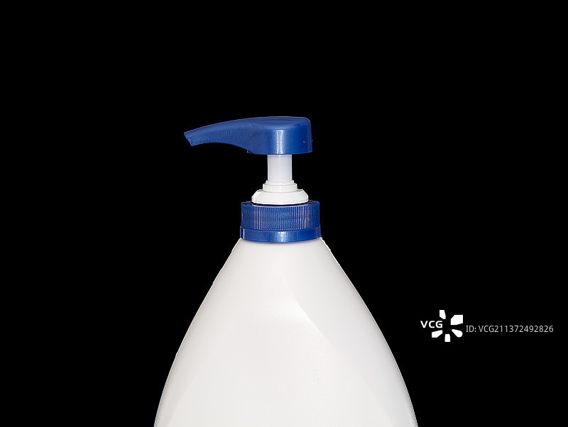 黑背景前一瓶洗手液图片素材