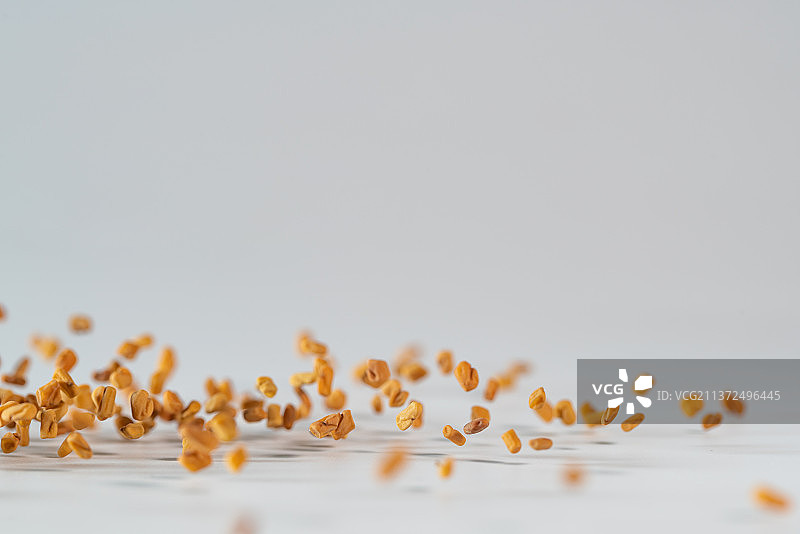 白色背景跳动的香料原材料葫芦巴子广告素材图片素材