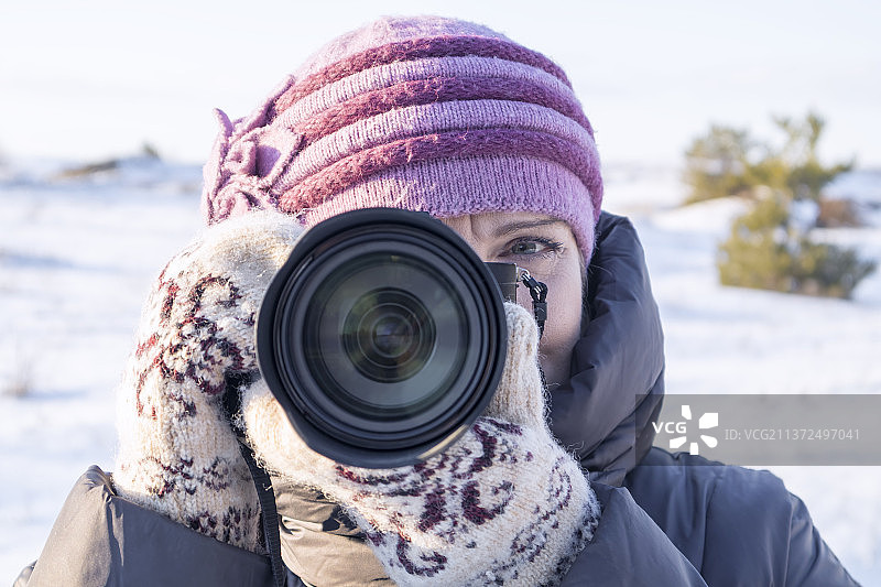 面部带着相机的摄影师肖像图片素材