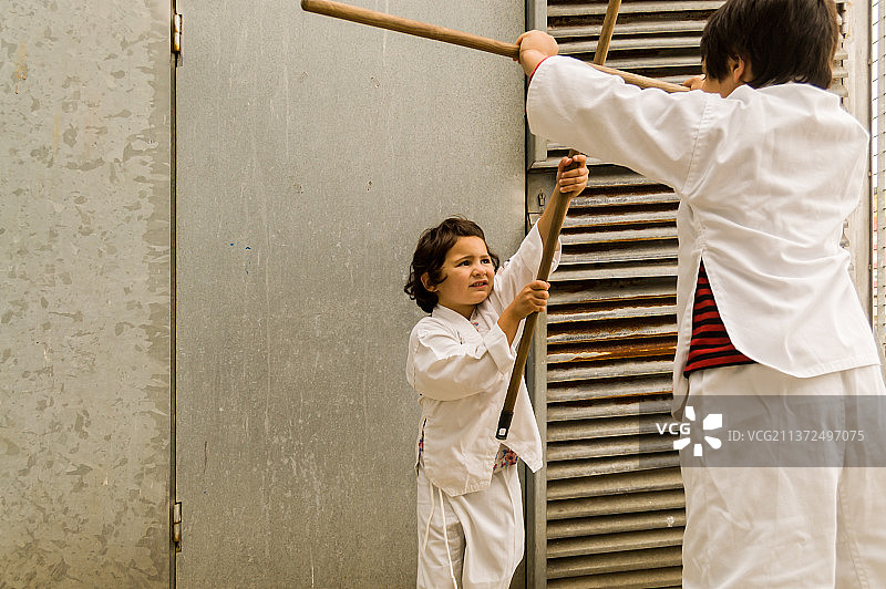 两个孩子在街上练习空手道图片素材