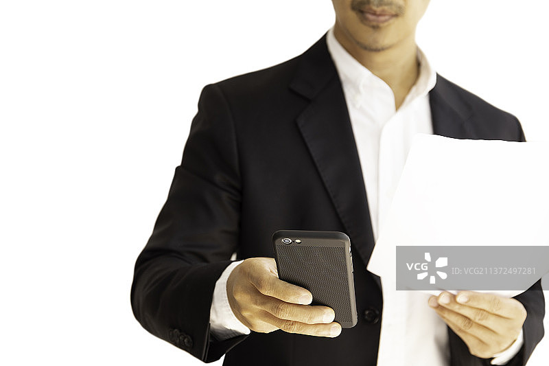 在泰国，商人使用手机并拿着剪贴路径中的文件图片素材