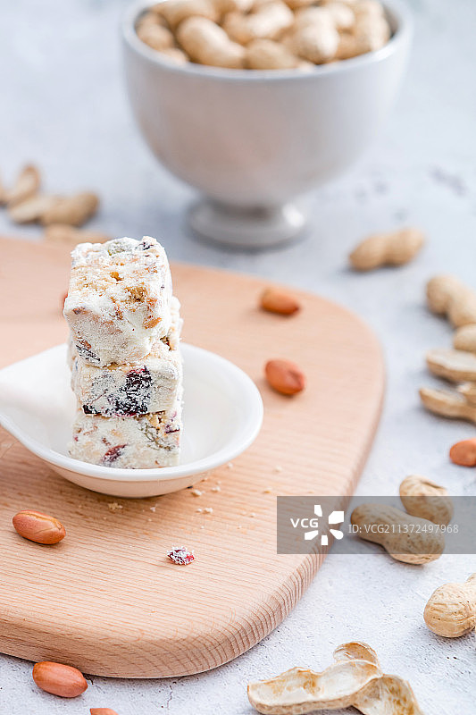 放在砧板上的中国台湾美食花生酥糖——雪花酥图片素材