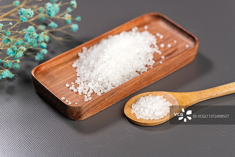 一勺食盐摆放在灰色背景上图片素材