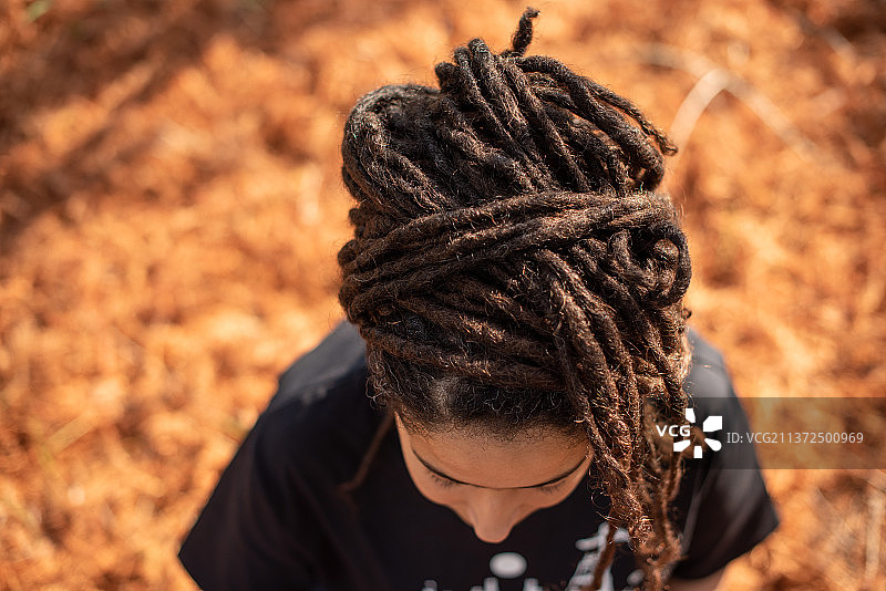 发型独特的女人高角度照片图片素材