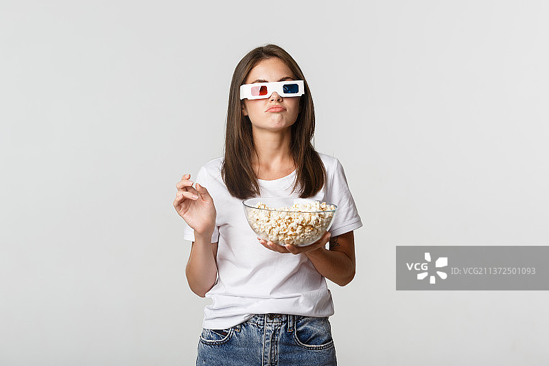 戴3D眼镜持怀疑态度的美丽女人图片素材