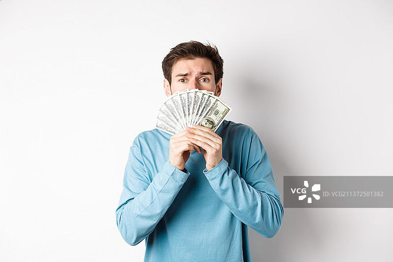 恳求并展示金钱的焦虑年轻人图片素材