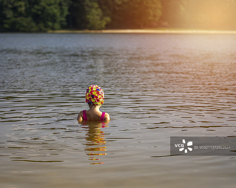 在湖中游泳的女子，地点：美国北卡罗来纳州沃克斯霍尔图片素材