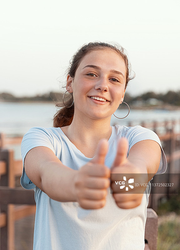 微笑少女竖起大拇指图片素材