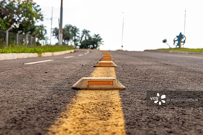 道路上的反光街灯和路标特写图片素材