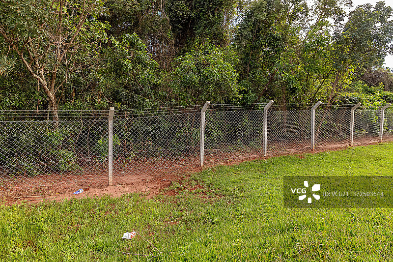 带混凝土柱和金属丝网的栅栏图片素材