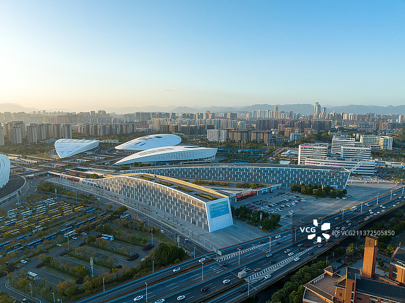 无人机视角，福州奥体体育馆，夕阳全景图图片素材