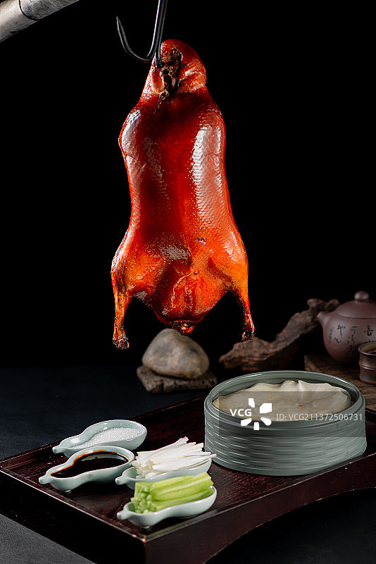 酥不腻果木烤鸭图片素材