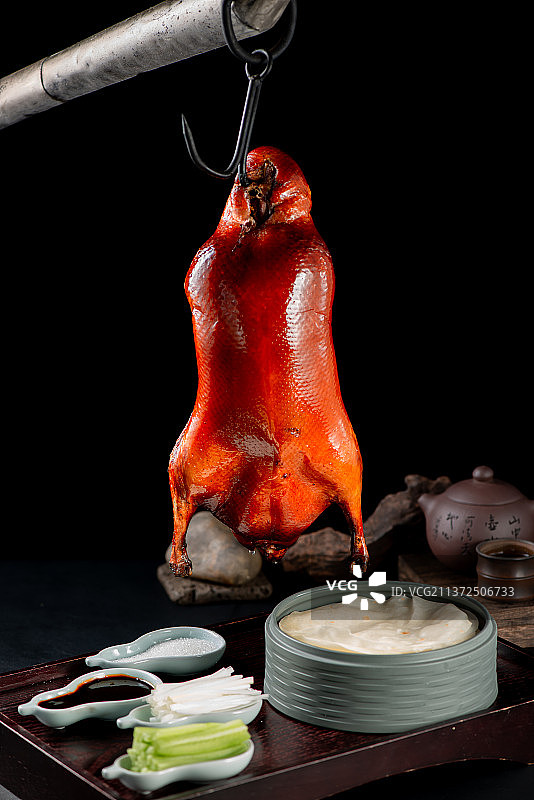 酥不腻果木烤鸭图片素材