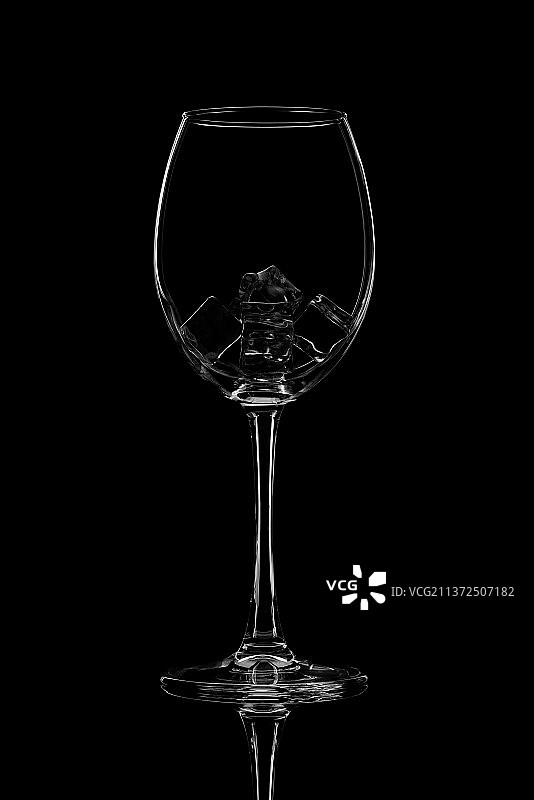 黑色背景上的空酒杯图片素材
