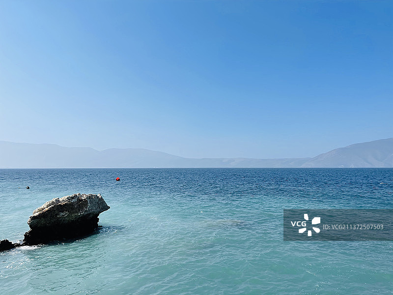 阿尔巴尼亚爱奥尼亚海的岩石海滩和清澈碧绿的海水图片素材