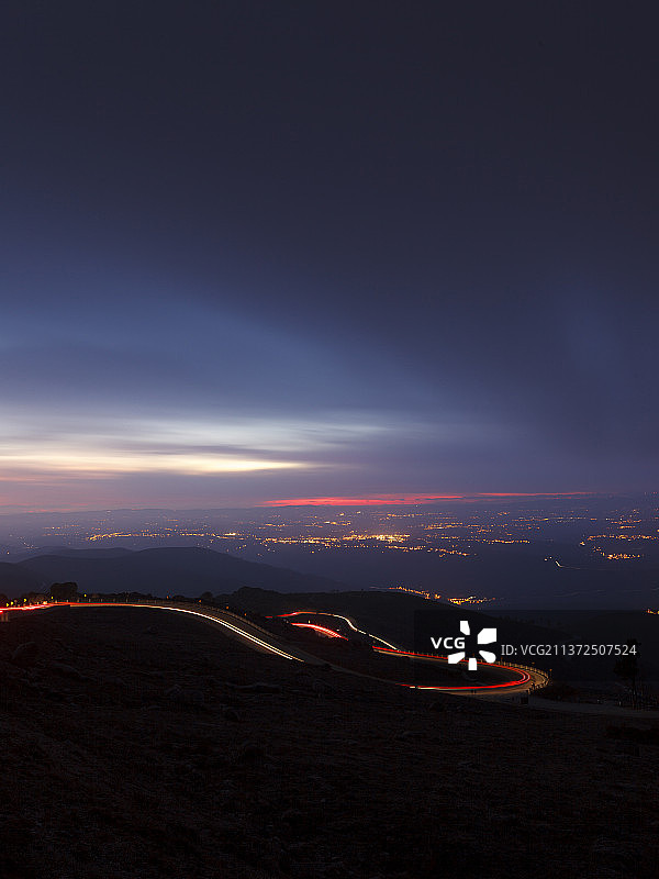 葡萄牙瓜达塞亚市夜间城市灯光轨迹航拍图片素材
