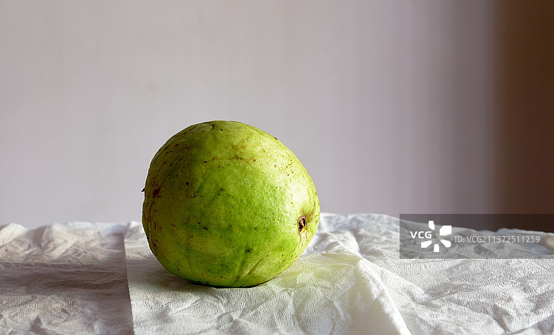 木桌白色餐巾上的水果，晨光，印度西孟加拉邦加尔各答图片素材