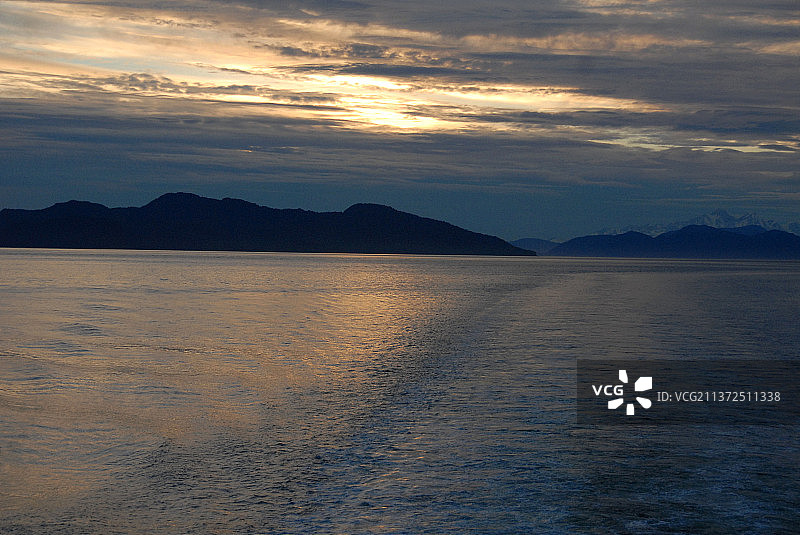 冰峡海峡日落，日落时分天空映衬下的壮丽海景，冰峡海峡，阿拉斯加，美国图片素材