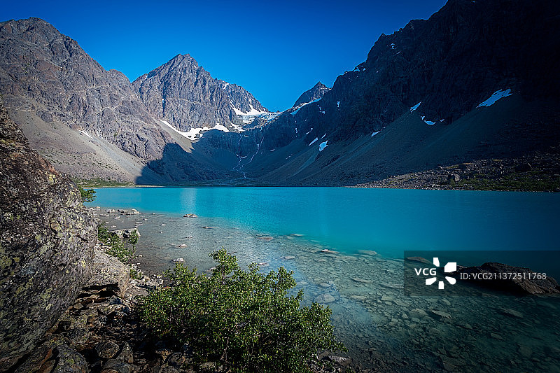 蓝色泻湖，挪威吕恩根市的湖光山色图片素材