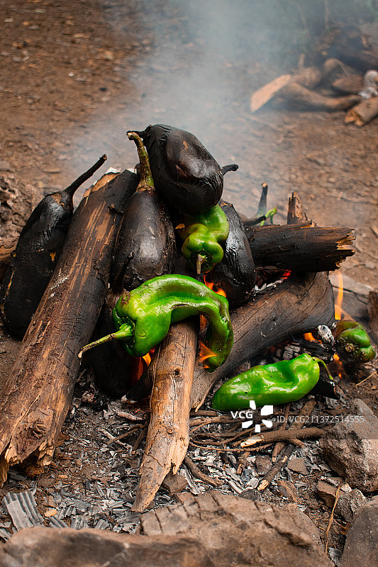 烤架上青辣椒的侧角视图图片素材
