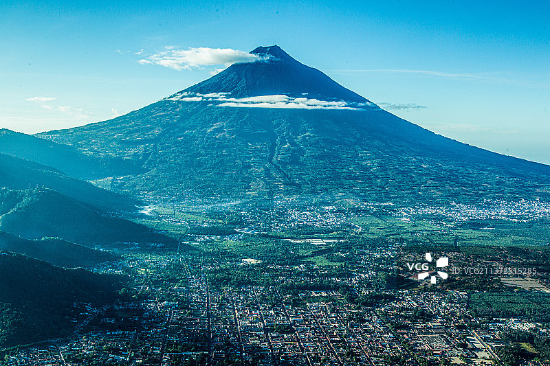 帕卡亚火山，山脉空中俯瞰，安提瓜，危地马拉图片素材
