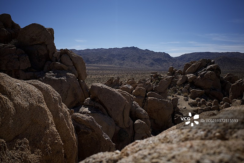在天空的衬托下，落基山脉的景色图片素材