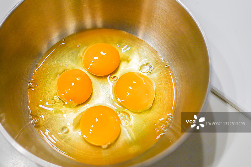 放在碗里的四个鸡蛋图片素材