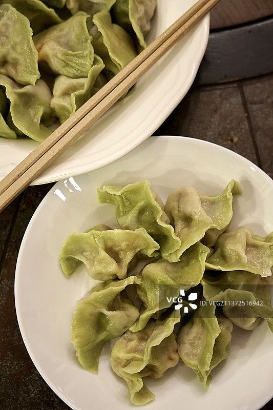 幸运饺子餐盘中蔬菜的高角度视图图片素材