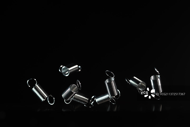 黑色背景跳动的弹簧广告素材图片素材