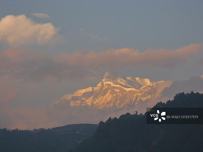 日照金山：尼泊尔博卡拉的费瓦湖望向喜马拉雅山脉的鱼尾峰图片素材