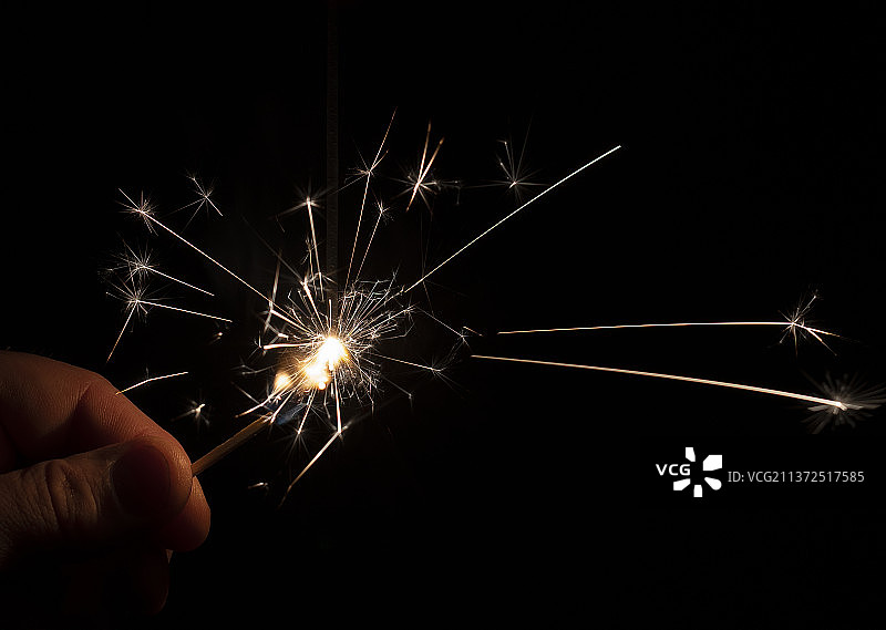 手持烟花棒，黑色背景图片素材