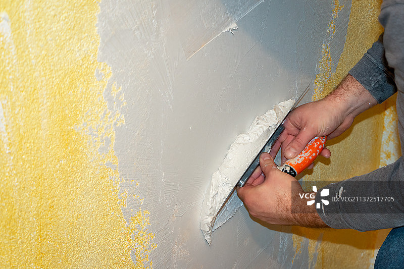 在荷兰，用抹刀在一所房子里用石膏粉刷墙壁图片素材
