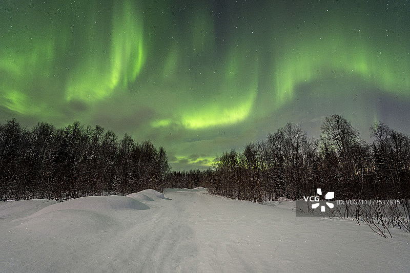 极光之舞，俄罗斯摩尔曼斯克雪景图片素材