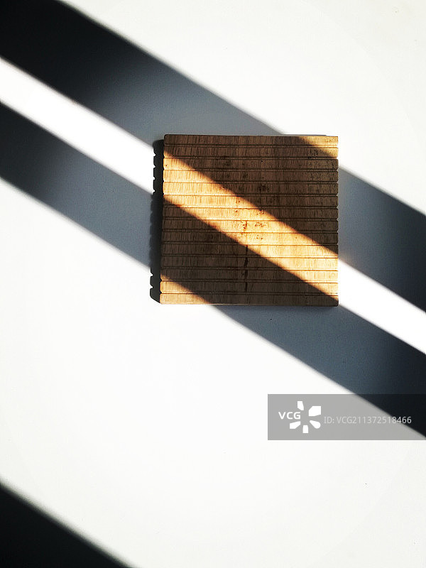 白色背景上的阴影俯视图，意大利米兰图片素材