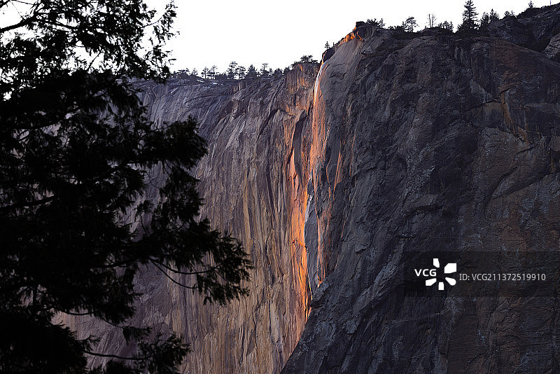 火焰瀑布，岩层低角度景观，马尾瀑布，美国加利福尼亚州图片素材