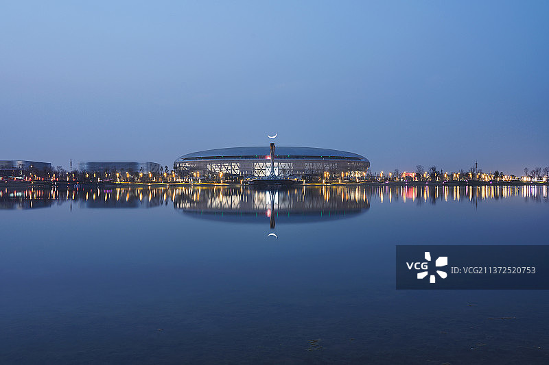 成都大运会东安湖体育公园的月亮图片素材