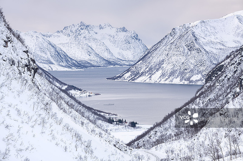 挪威西峡湾雪山景色图片素材