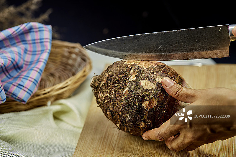 菜板上的有机棕色芋头，泰国曼谷图片素材