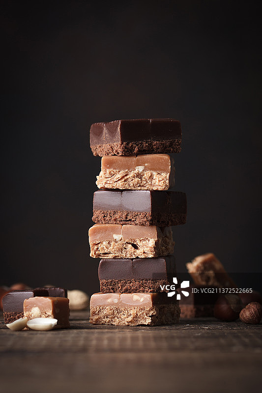 巧克力和焦糖太妃糖，桌上的巧克力曲奇饼特写图片素材