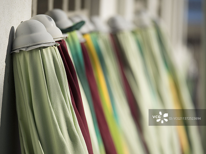 商店衣架上衣服的特写图片素材