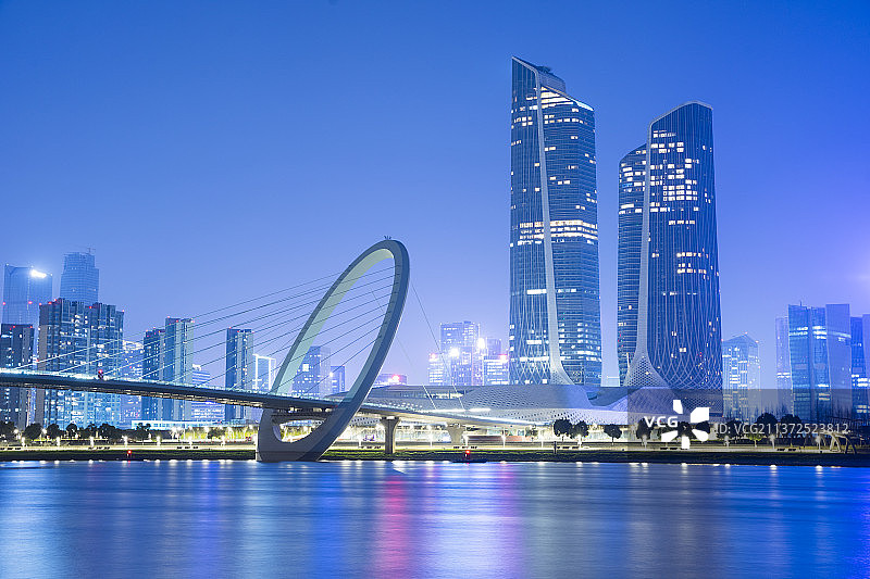 南京青奥中心双子塔夜景图片素材