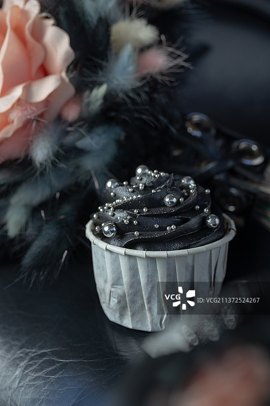 复古风黑粉奶油纸杯蛋糕图片素材