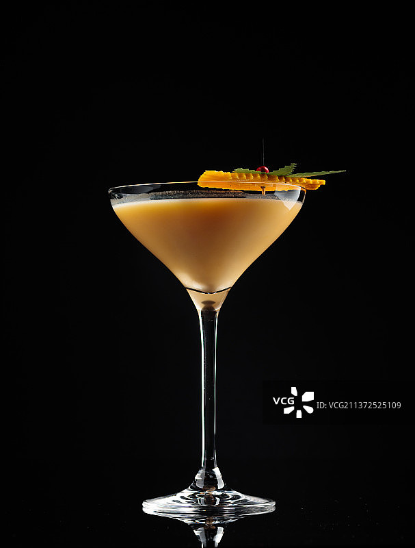 黑色背景上的玻璃杯鸡尾酒图片素材