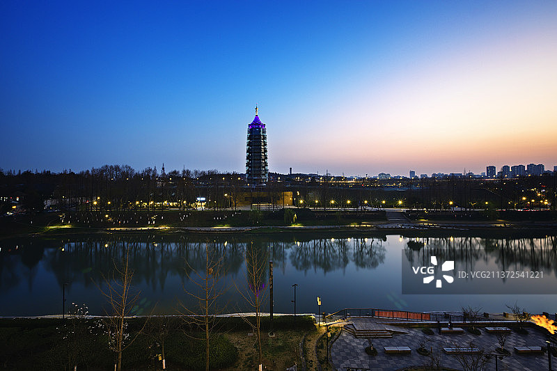 华灯初上时的大报恩寺塔+南京图片素材