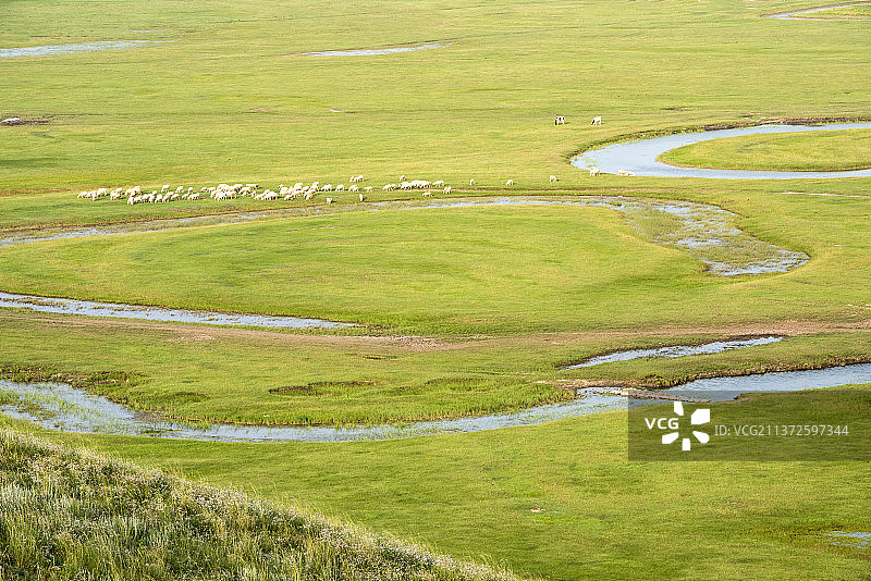 草原上弯弯曲曲的河流图片素材