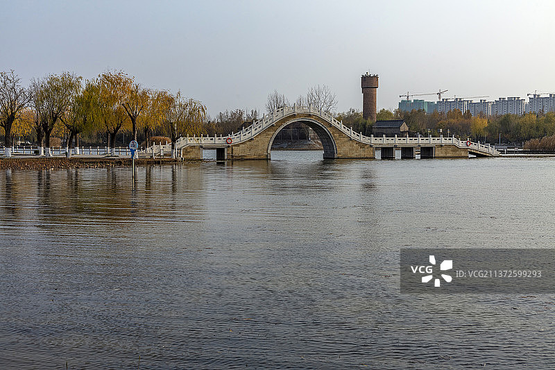 中国山东淄博桓台红莲湖石拱桥图片素材