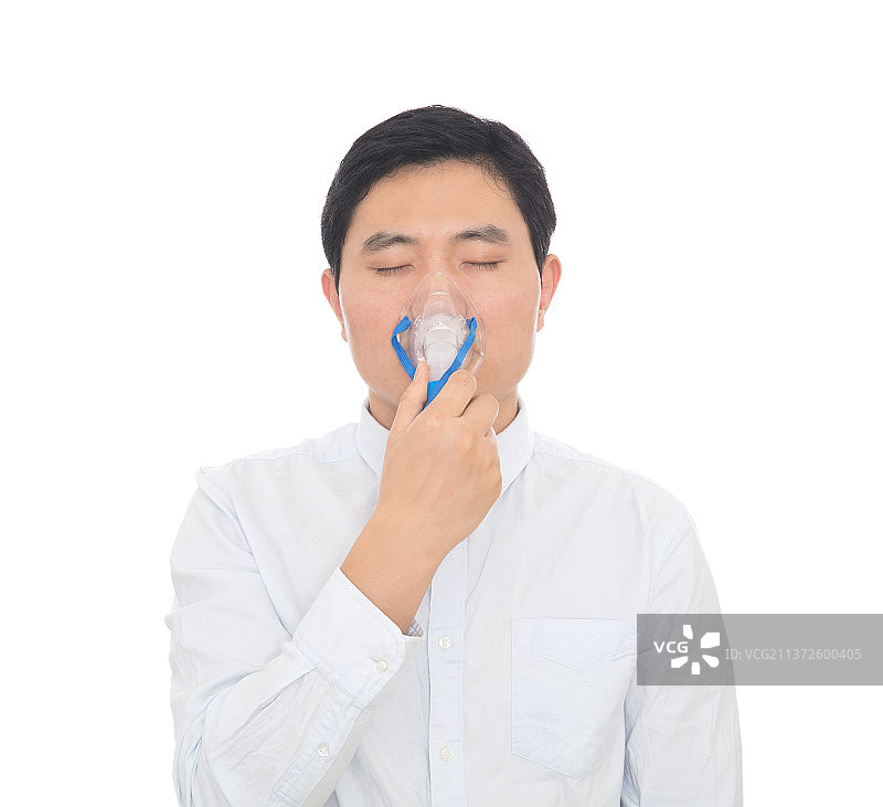 呼吸疾病患者在做雾化治疗图片素材