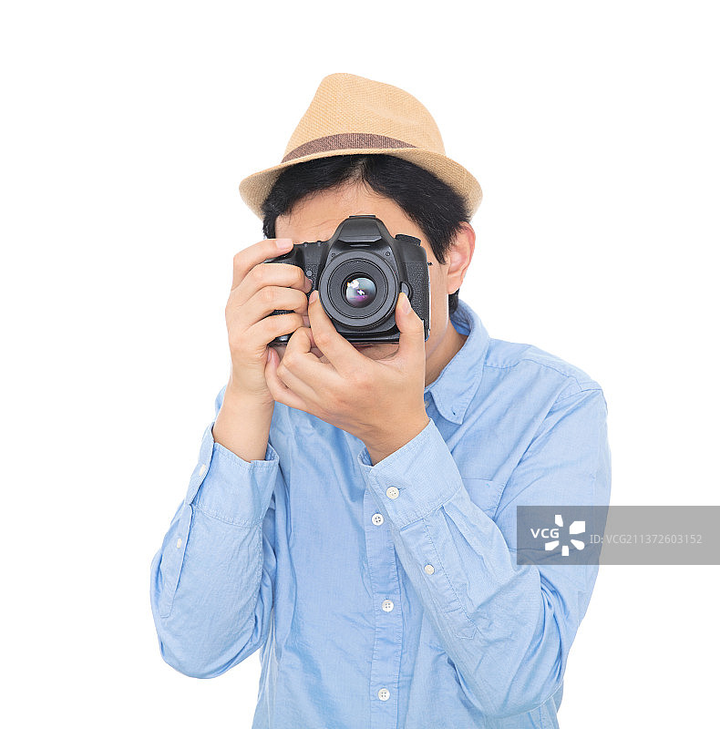 拍摄中的年轻男性摄影师图片素材