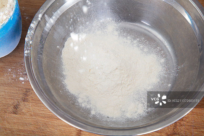 钢盆里的白色面粉图片素材