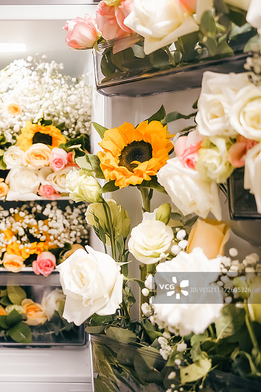 冰箱里放满了鲜花，玫瑰向日葵图片素材